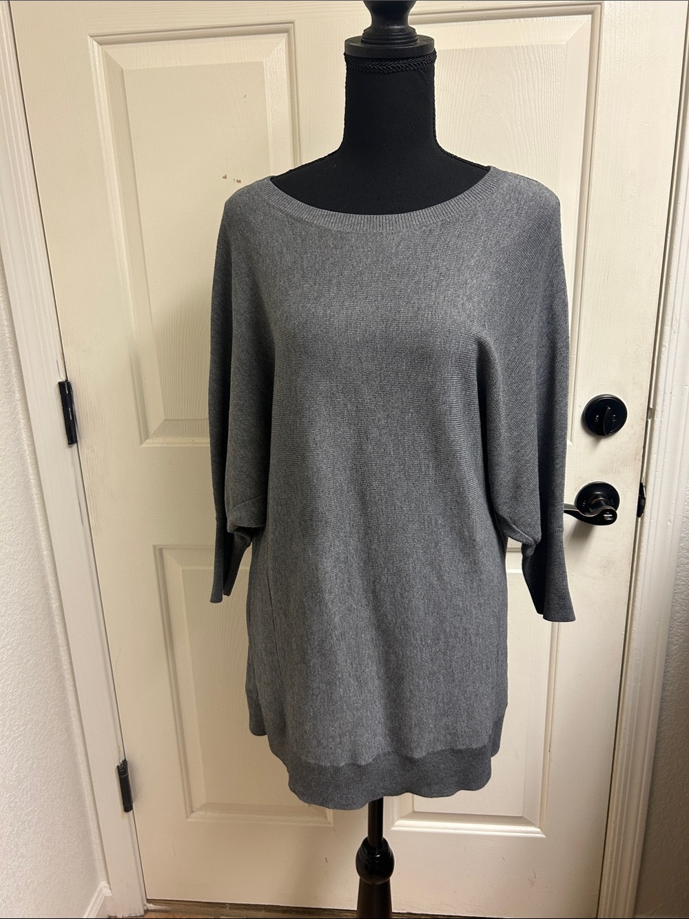 Amber Sun boatneck dolman Heather Gray sleeve sweater. Size medium, VGC